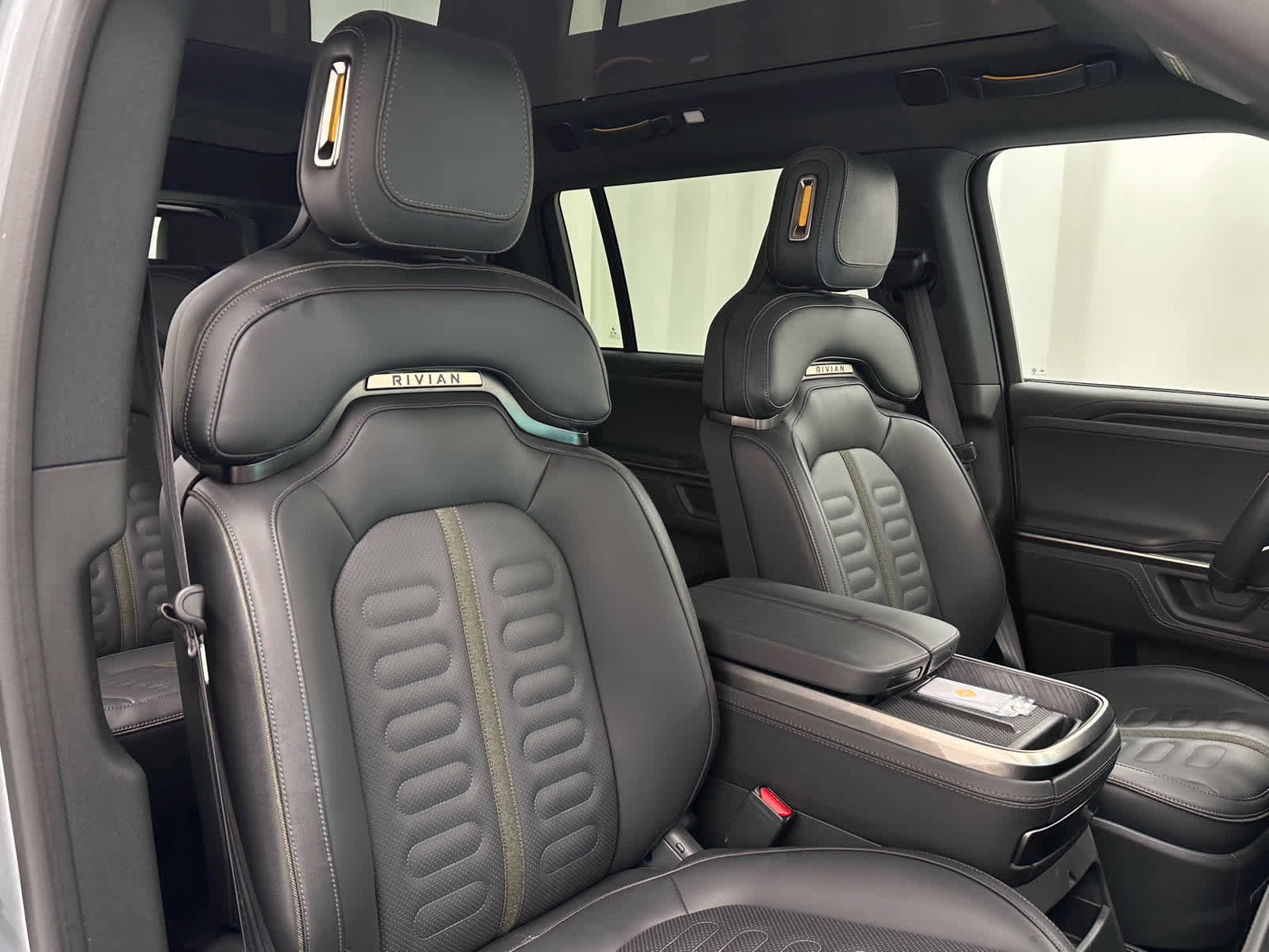 Used 2025 Rivian R1S Adventure image 20