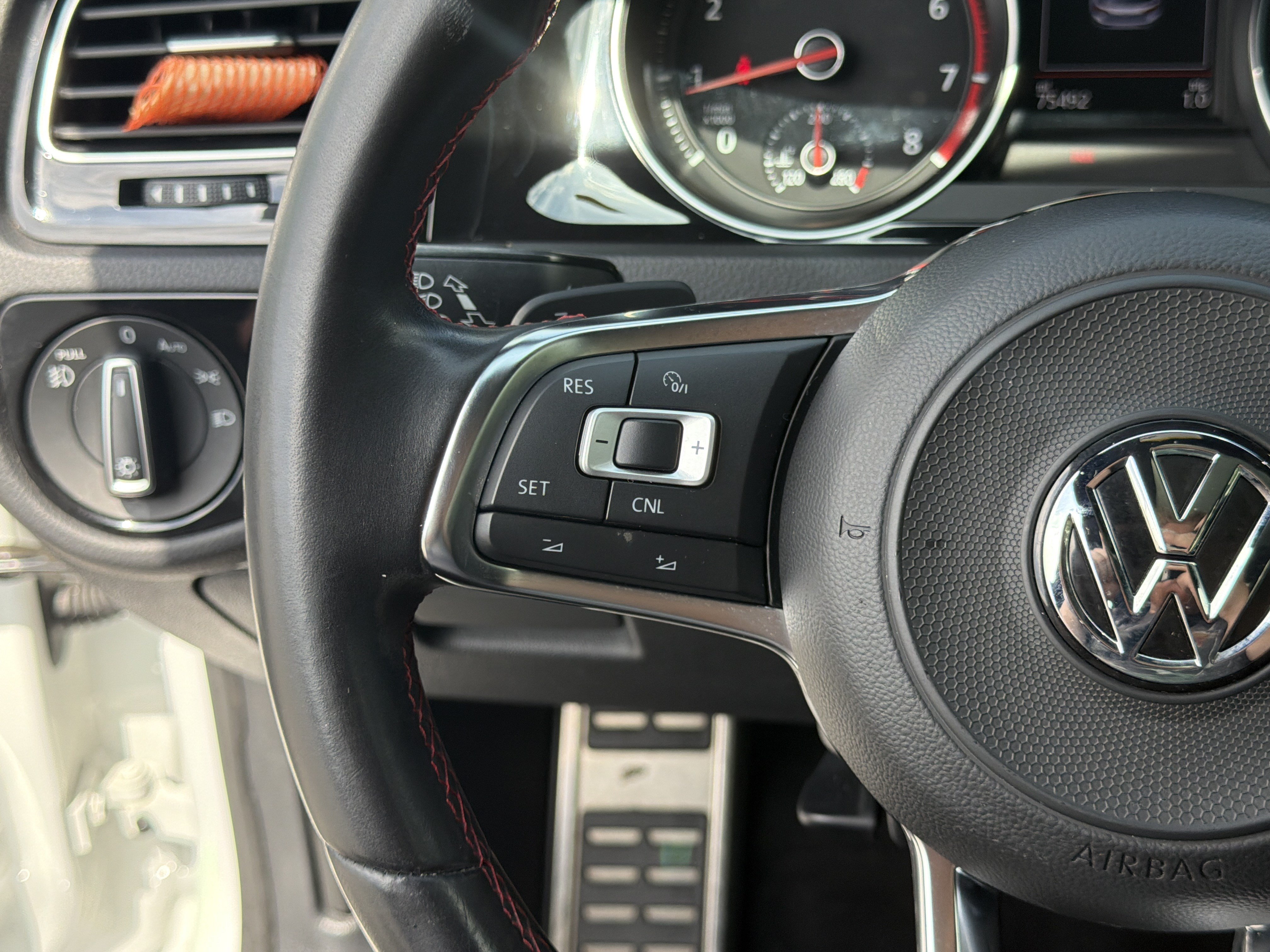 Used 2018 Volkswagen GTI SE FWD image 29