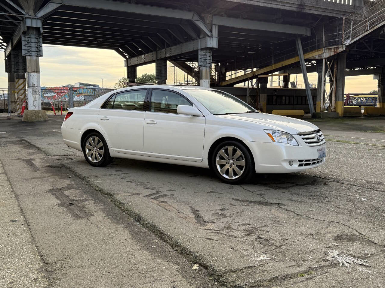 Used 2005 Toyota Avalon XLS image 14
