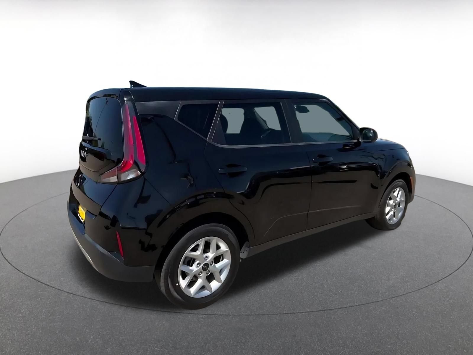 Used 2025 Kia Soul LX w/ LX Technology Package FWD image 12