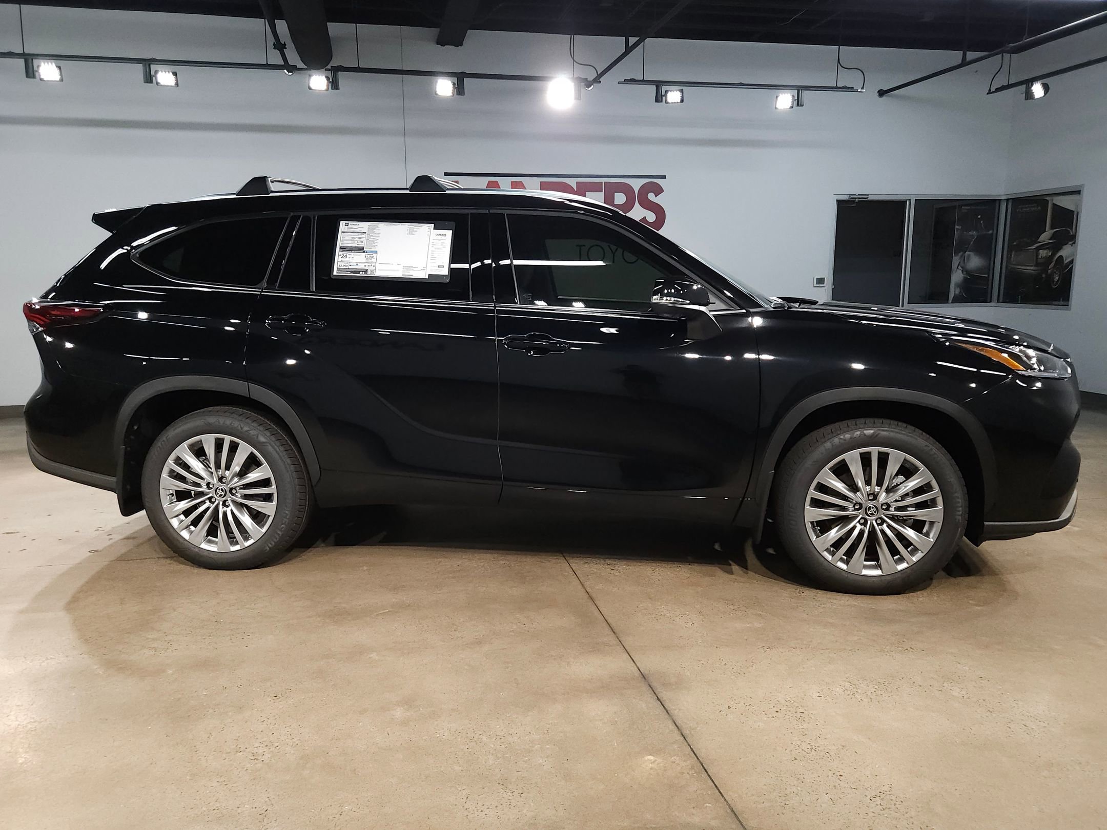 New 2026 Toyota Highlander Platinum AWD/4WD image 8