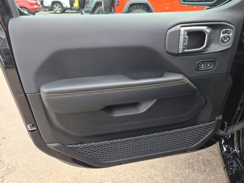 Certified 2025 Jeep Wrangler Unlimited Sahara w/ Safety Group image 19