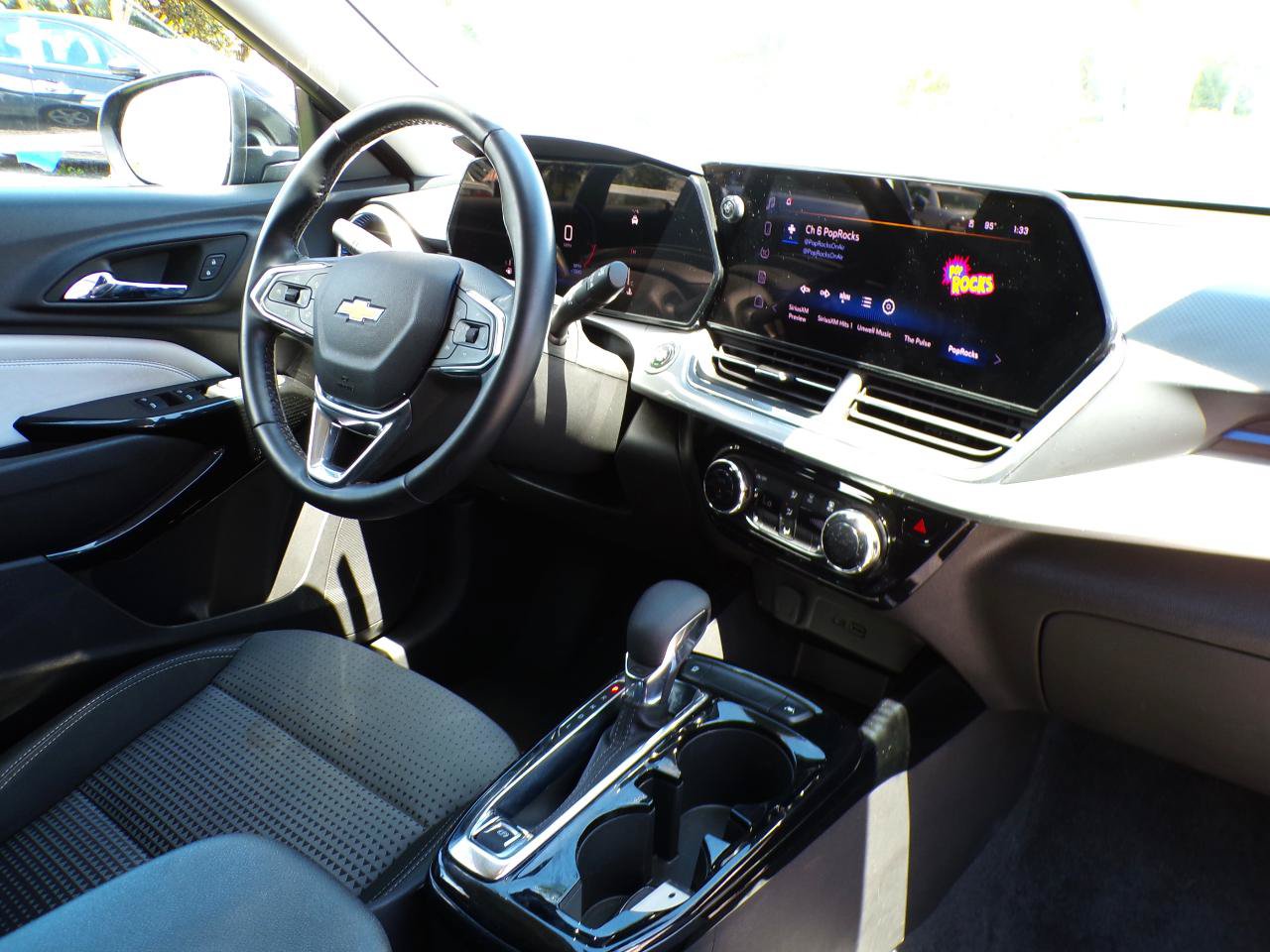 Used 2025 Chevrolet Trax LT w/ LT Convenience Package FWD image 16