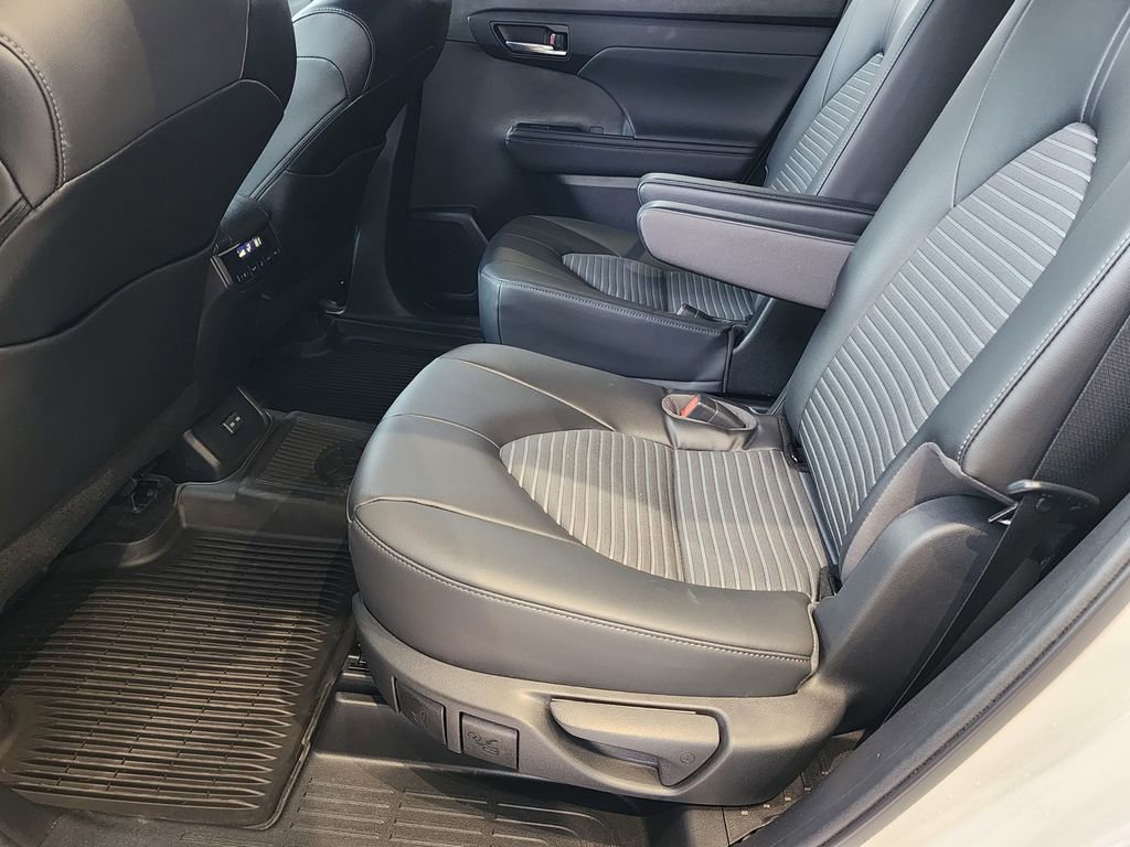 Used 2023 Toyota Highlander XSE FWD image 16