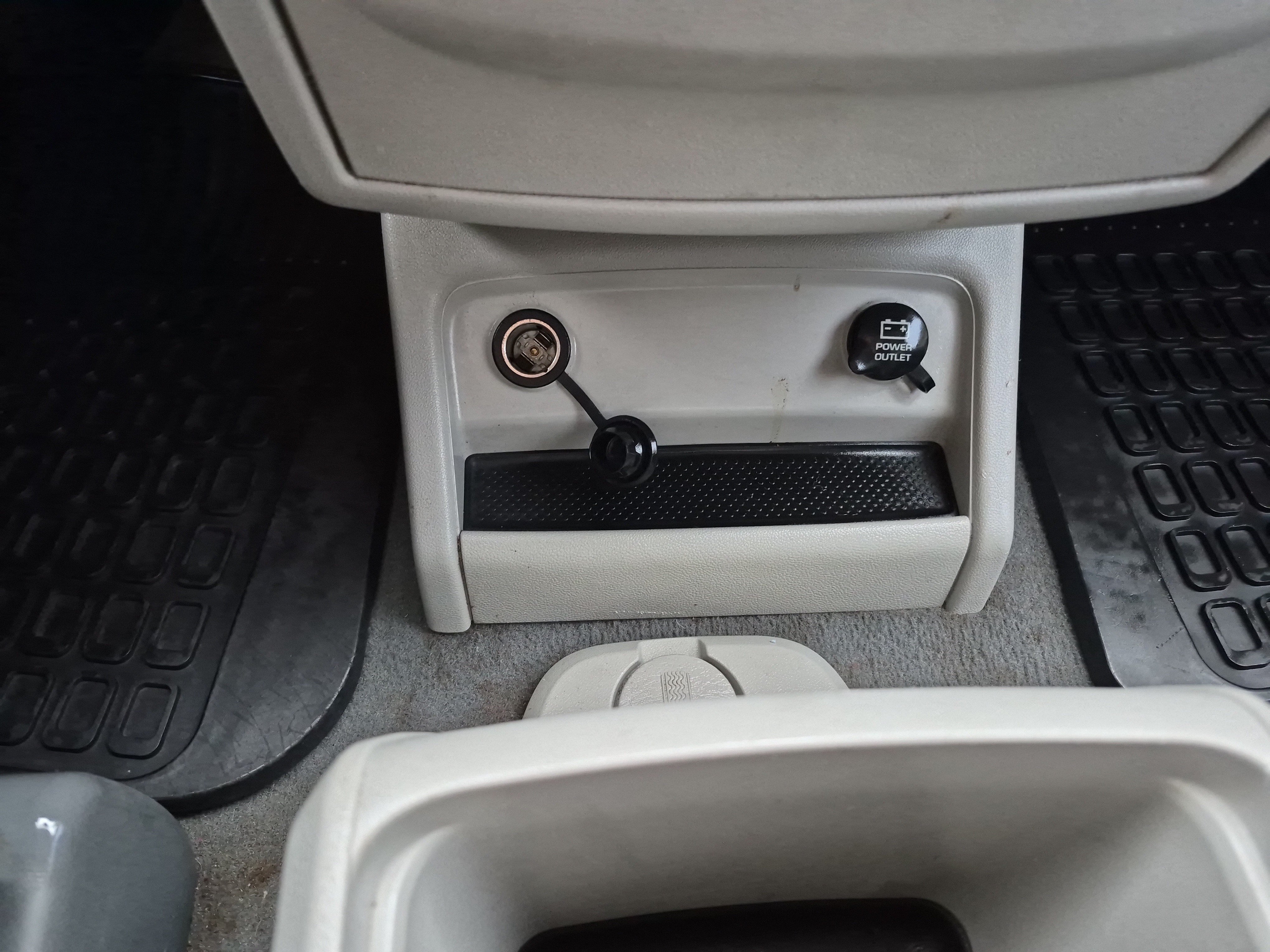 Used 2010 Volkswagen Routan SE FWD image 28
