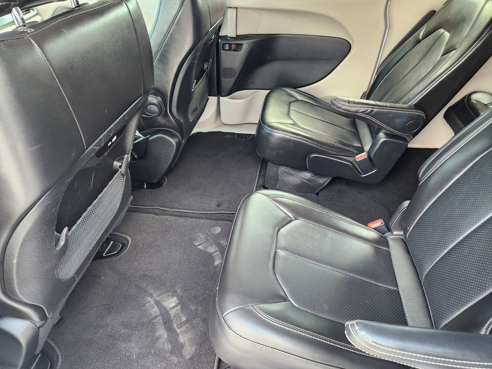 Used 2024 Chrysler Pacifica Touring-L FWD image 31