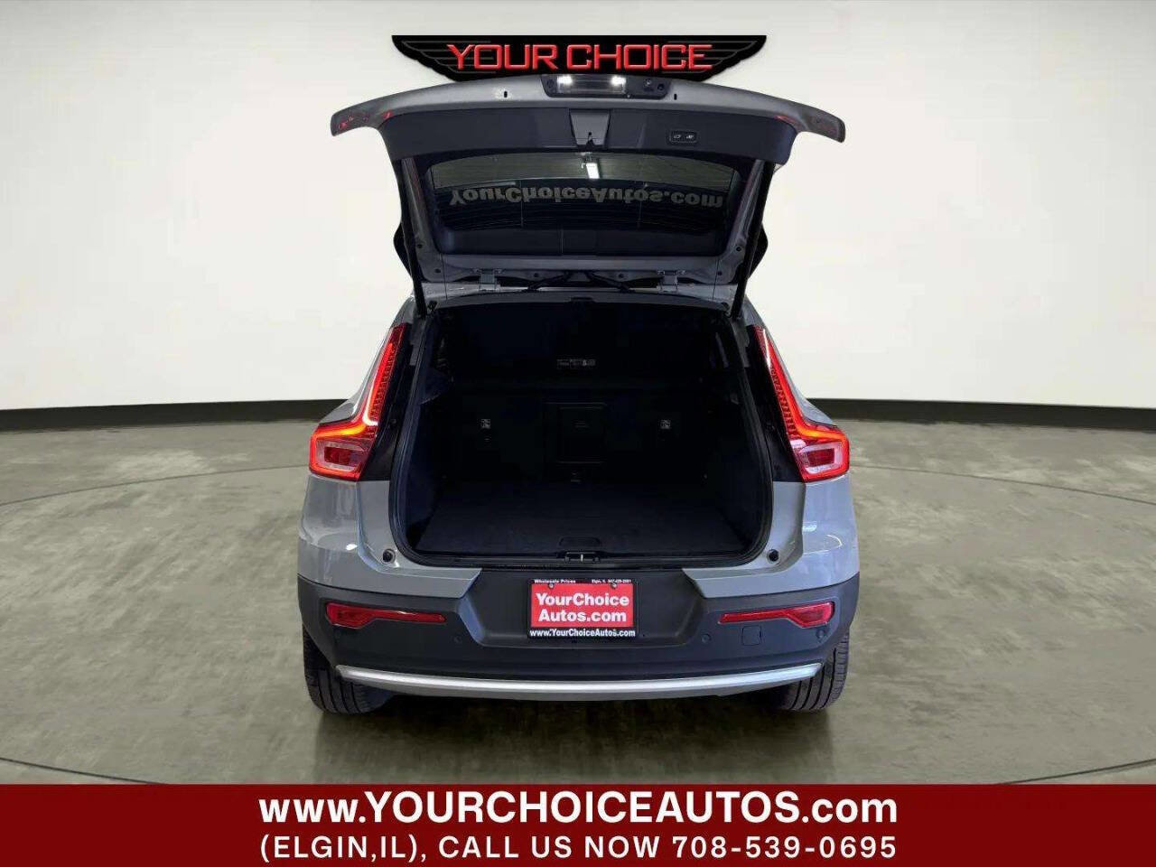 Used 2024 Volvo XC40 B5 Core image 5