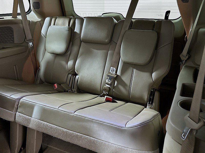 Used 2013 Chrysler Town & Country Limited w/ Luxury Group FWD image 28
