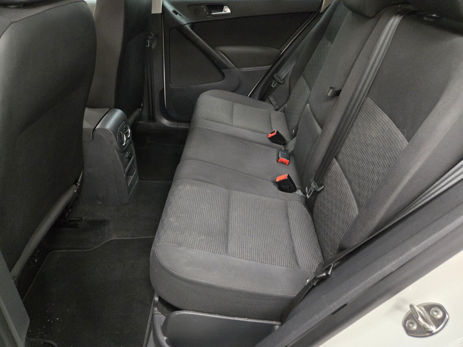 Used 2012 Volkswagen Tiguan LE FWD image 8