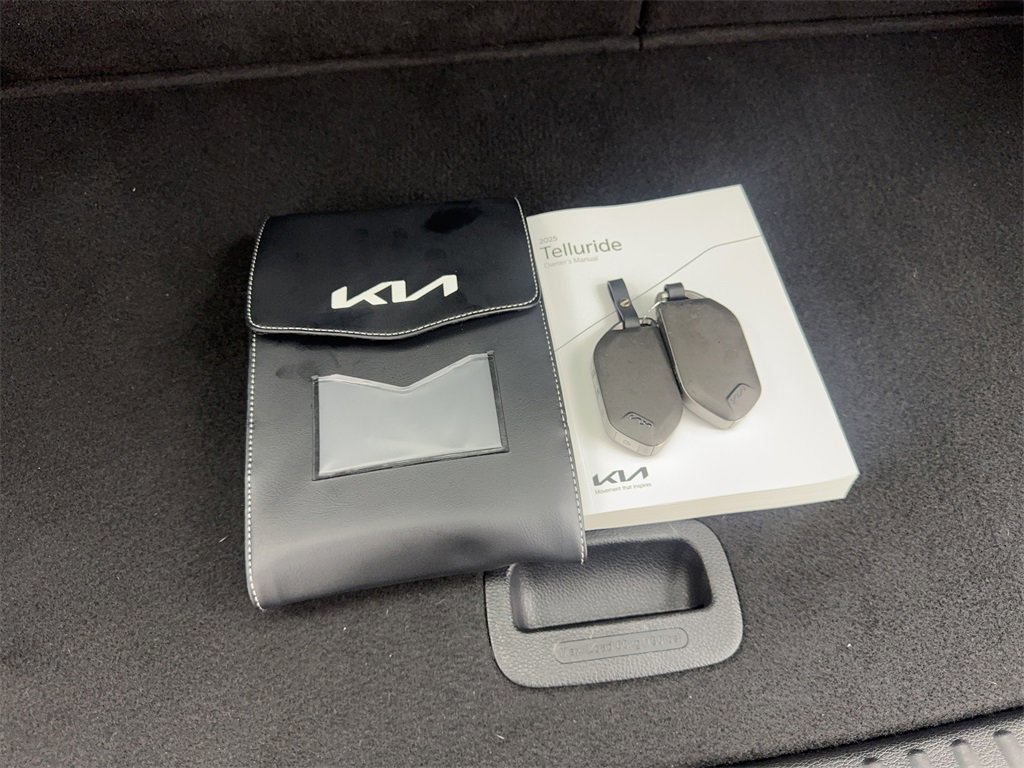 Used 2025 Kia Telluride EX w/ EX Captain's Chair Package image 85