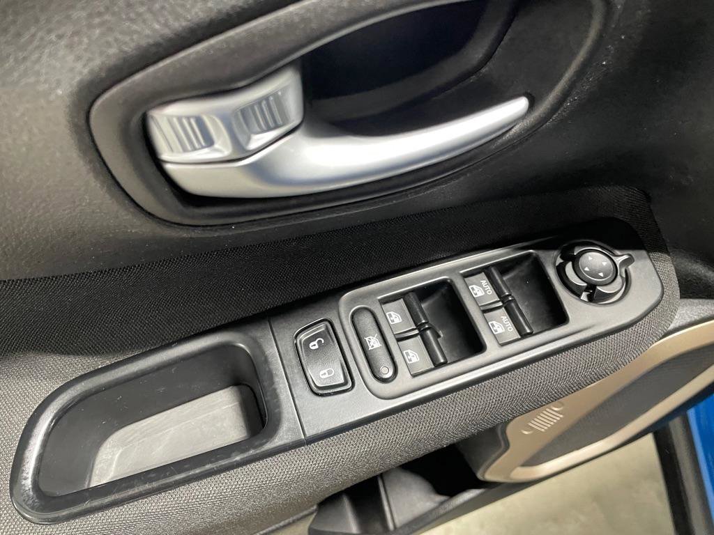 Used 2015 Jeep Renegade Latitude AWD/4WD image 12