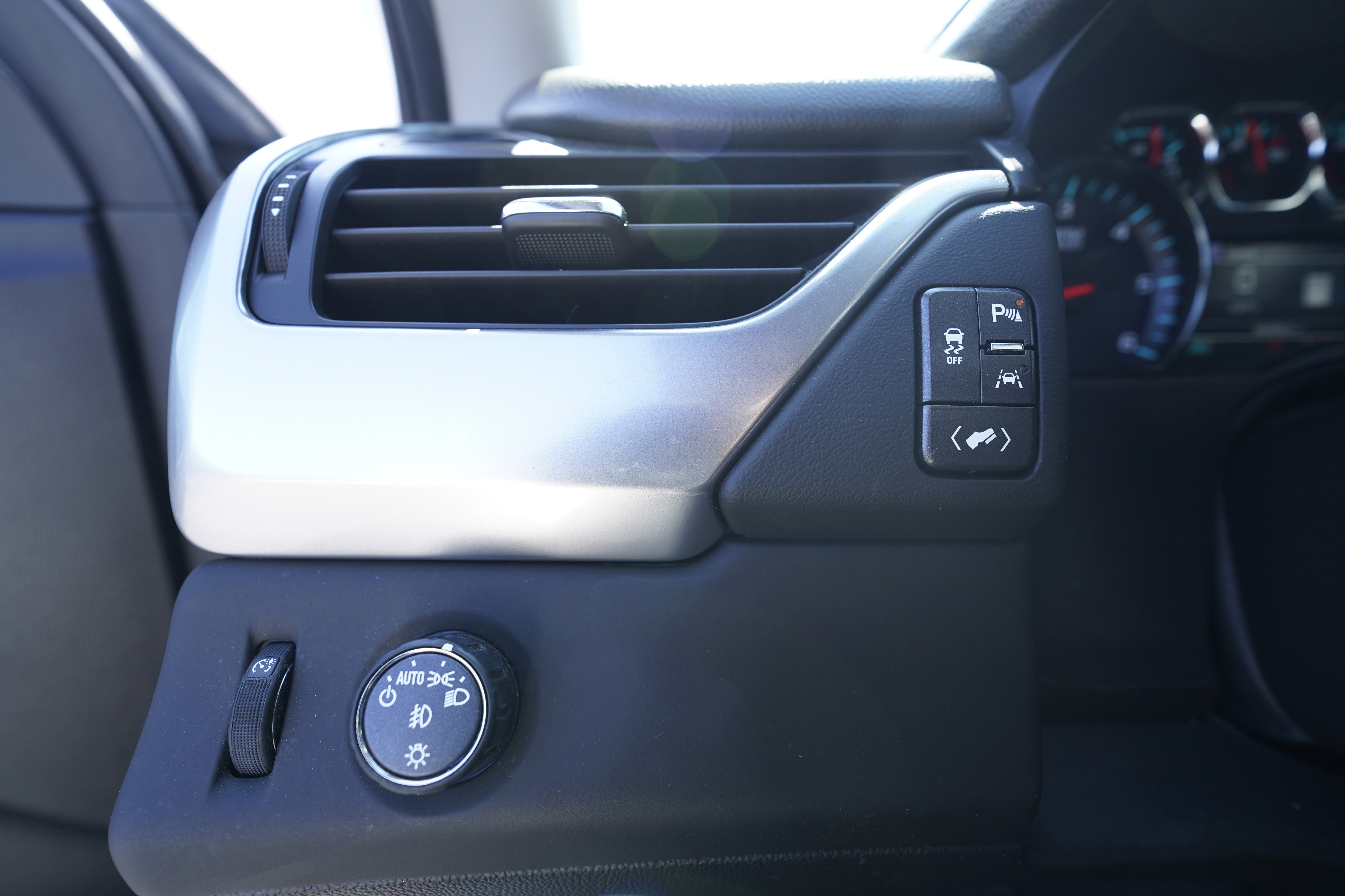 Used 2020 Chevrolet Tahoe LT w/ Luxury Package image 28