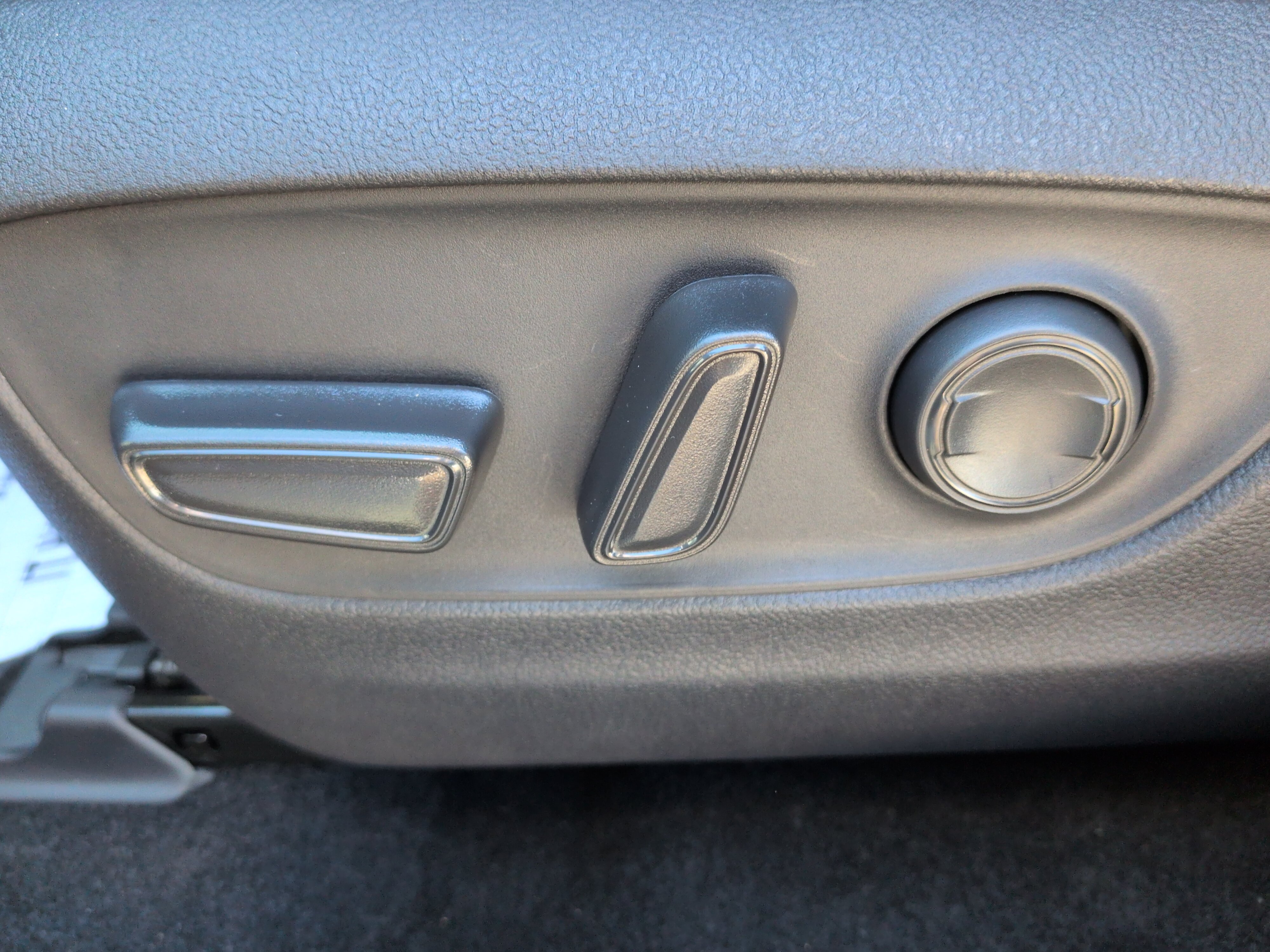 Used 2025 Toyota RAV4 XLE w/ Convenience Package FWD image 29