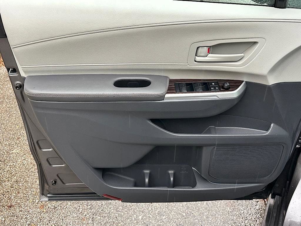 Certified 2023 Toyota Sienna LE AWD/4WD image 13