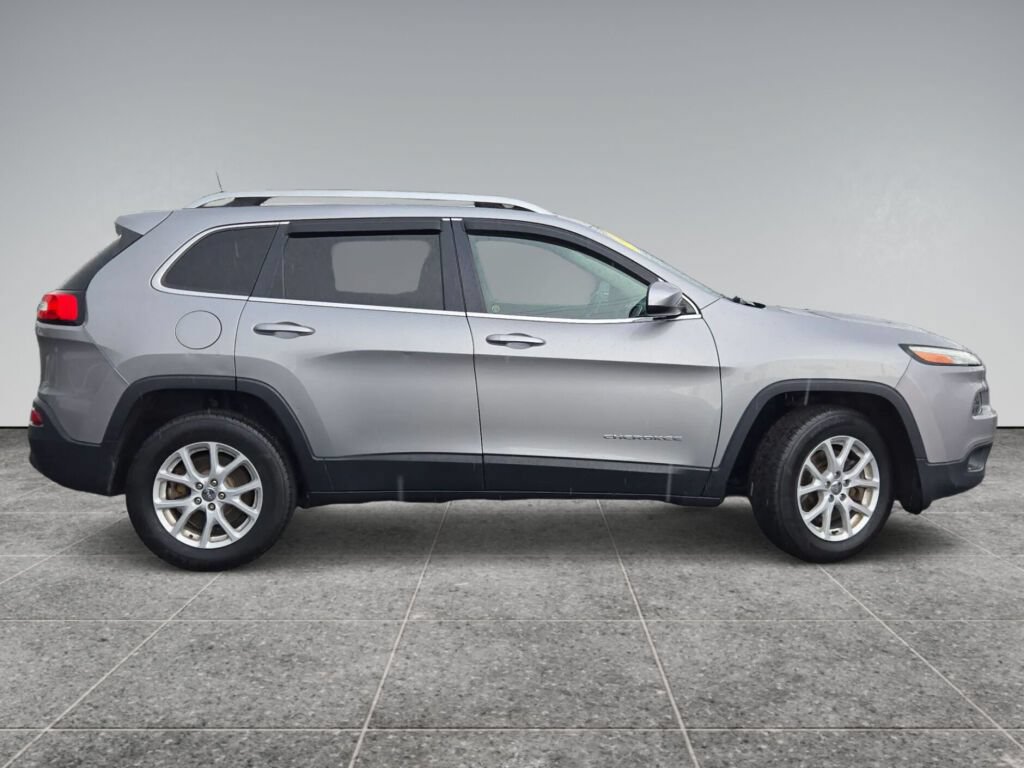 Used 2016 Jeep Cherokee Latitude w/ Cold Weather Group AWD/4WD image 4