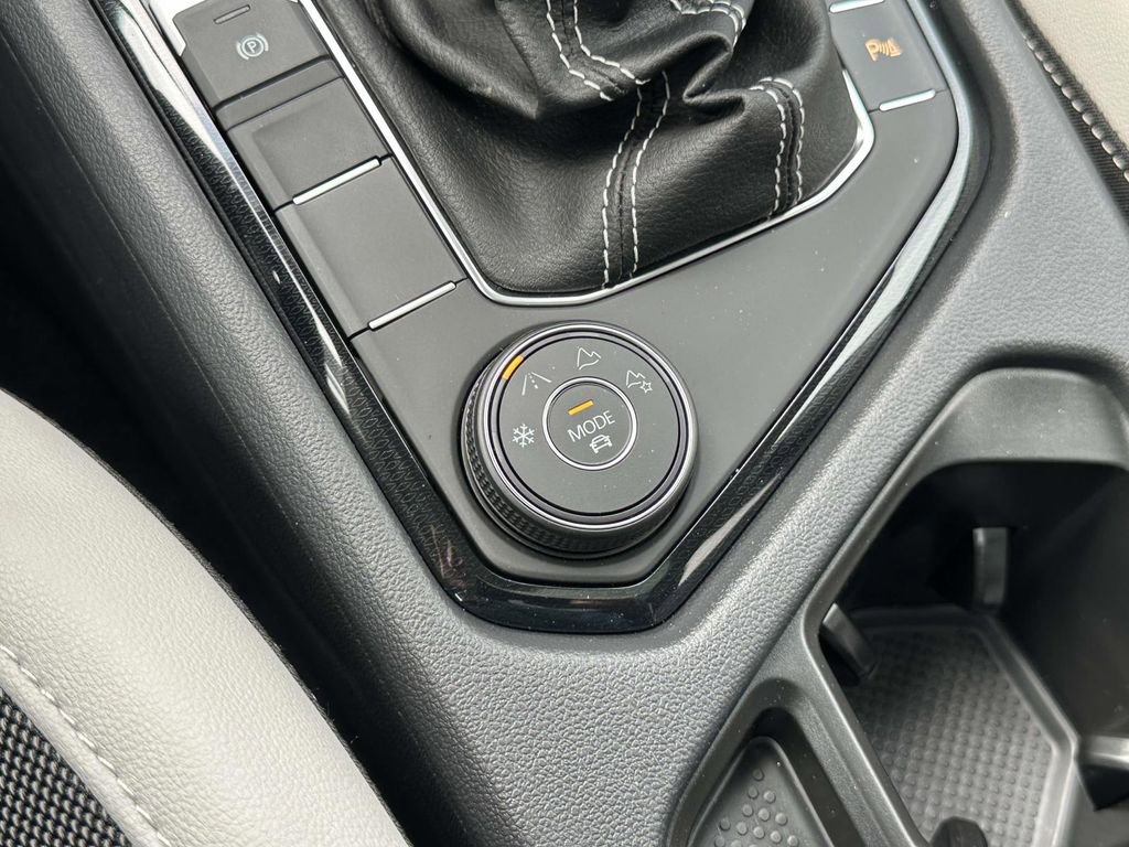 New 2025 Volkswagen Taos SE AWD/4WD image 24