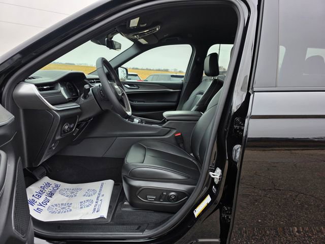 Used 2025 Jeep Grand Cherokee L Limited w/ Black Appearance Package image 4