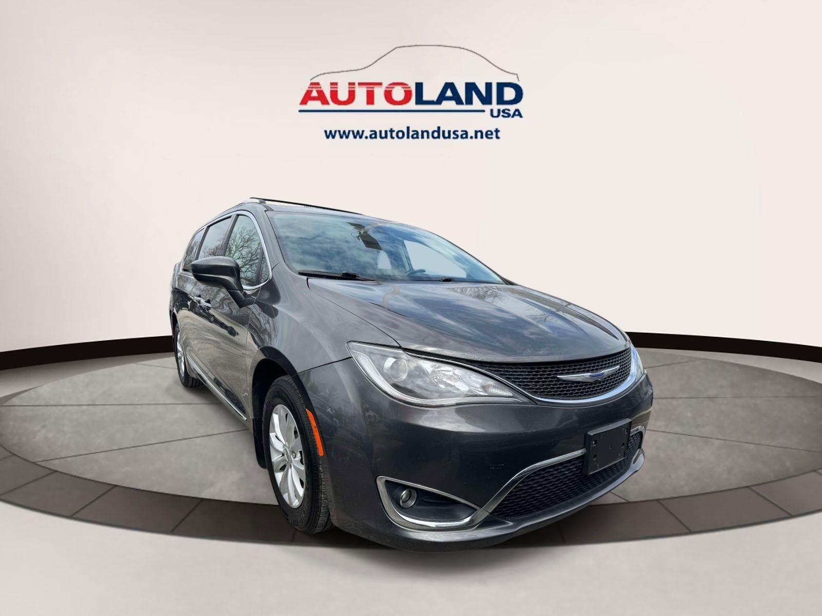 Used 2019 Chrysler Pacifica Touring-L FWD image 2