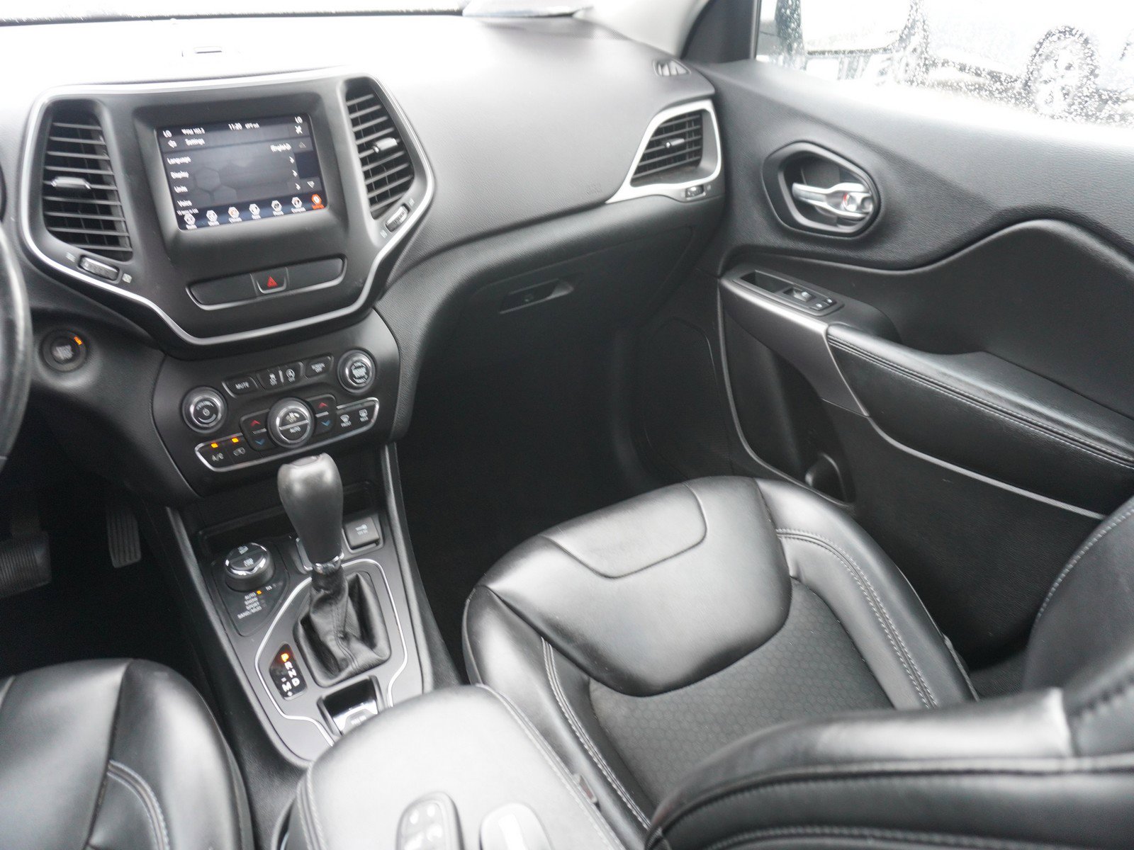 Used 2019 Jeep Cherokee Latitude Plus w/ Comfort/Convenience Group AWD/4WD image 14