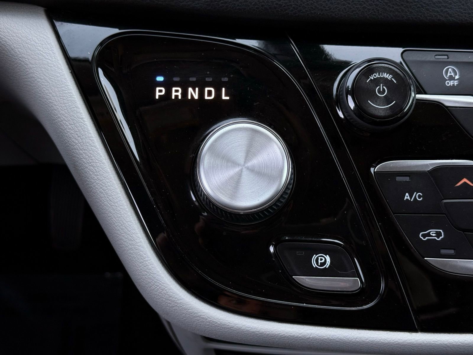 Used 2018 Chrysler Pacifica Touring-L image 43