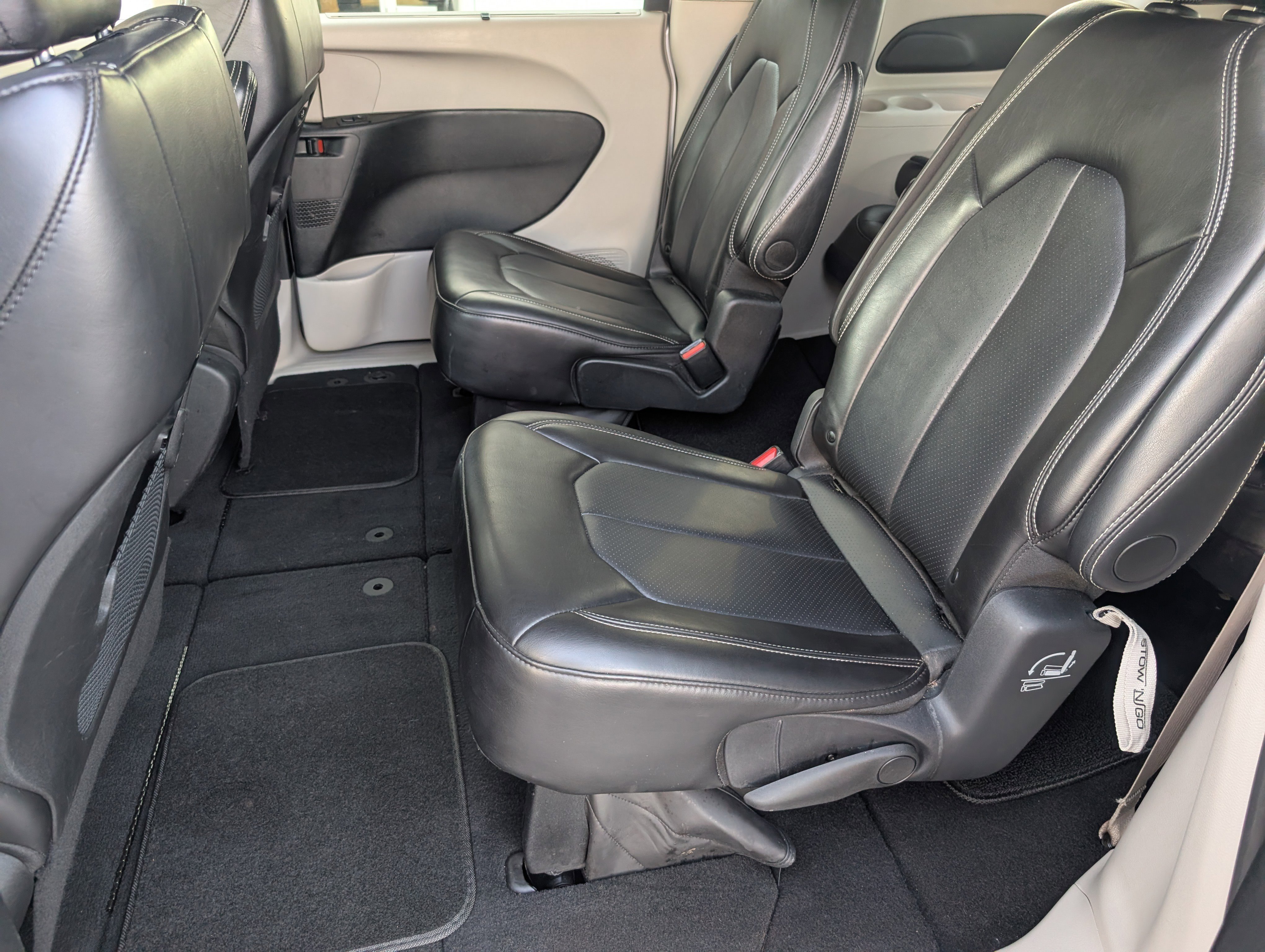 Used 2024 Chrysler Pacifica Touring-L image 28