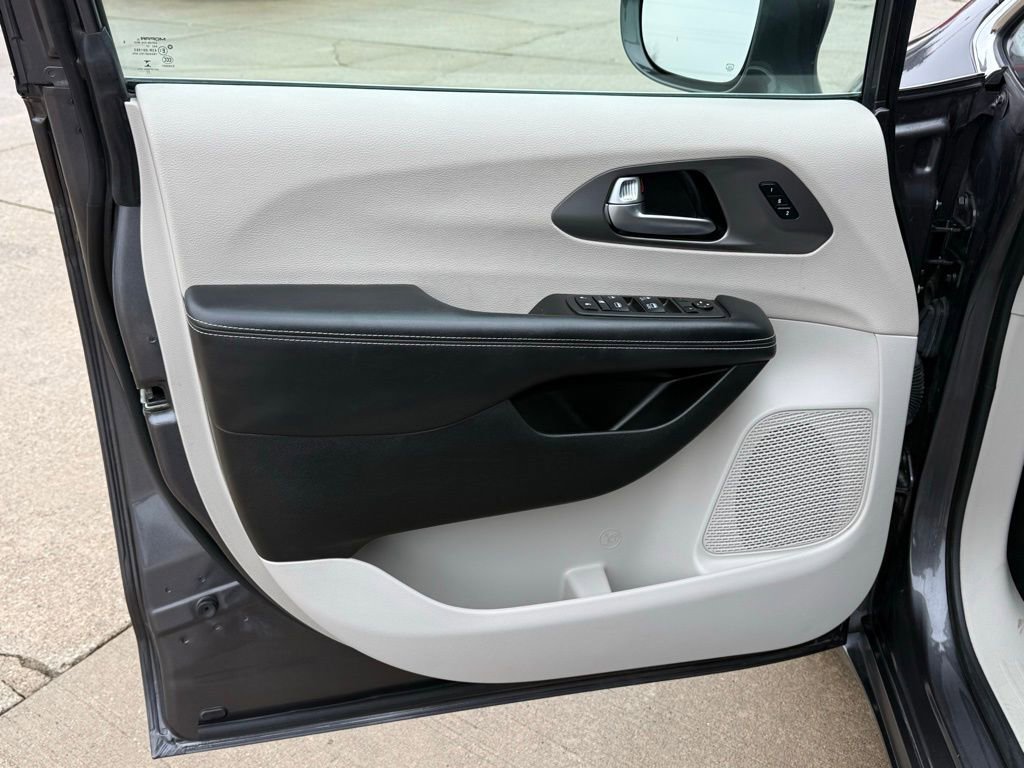 Used 2022 Chrysler Pacifica Touring-L image 13