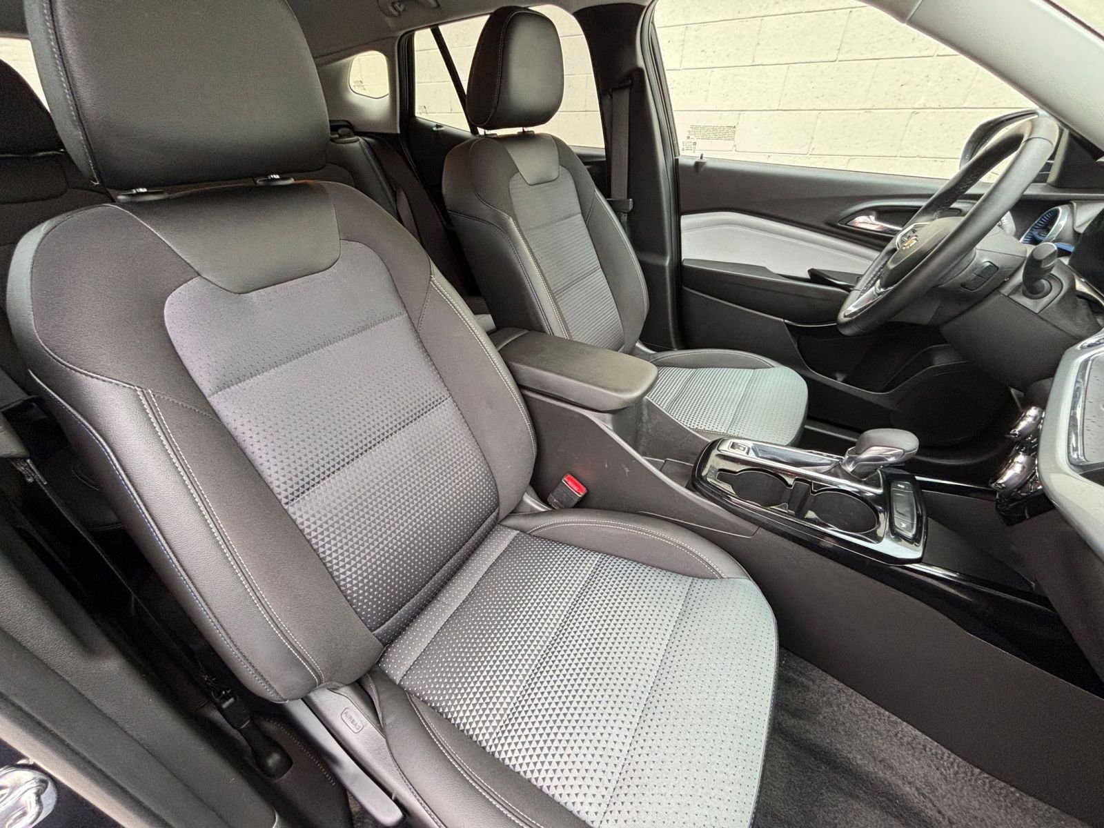 Used 2025 Chevrolet Trax LT w/ LT Convenience Package image 36