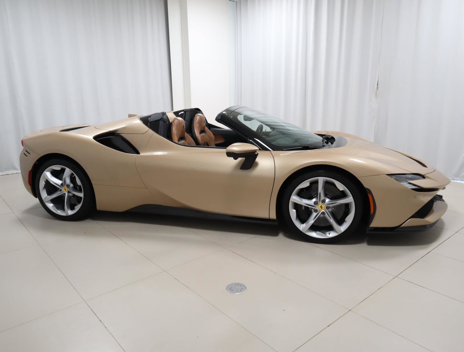 Used 2022 Ferrari SF90 Spider image 8