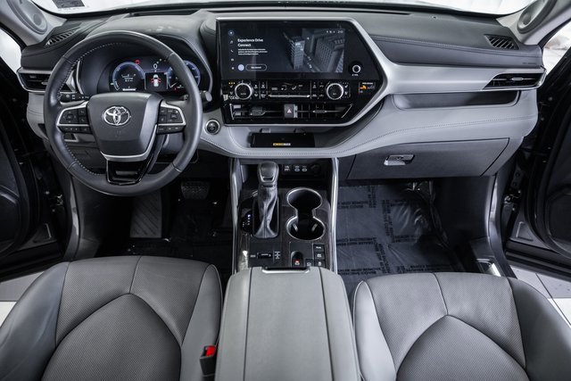 Used 2024 Toyota Highlander Platinum image 21