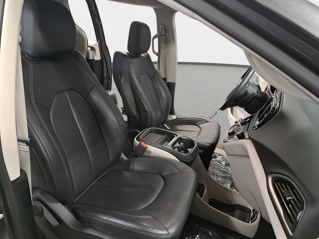 Used 2017 Chrysler Pacifica Touring-L FWD image 11