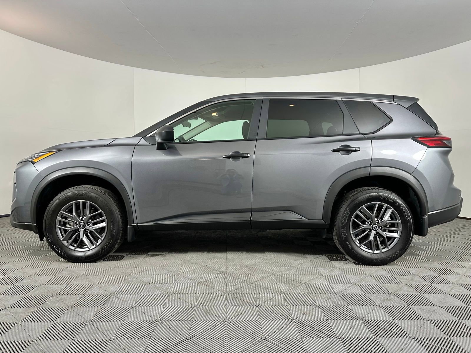 Used 2025 Nissan Rogue S image 17