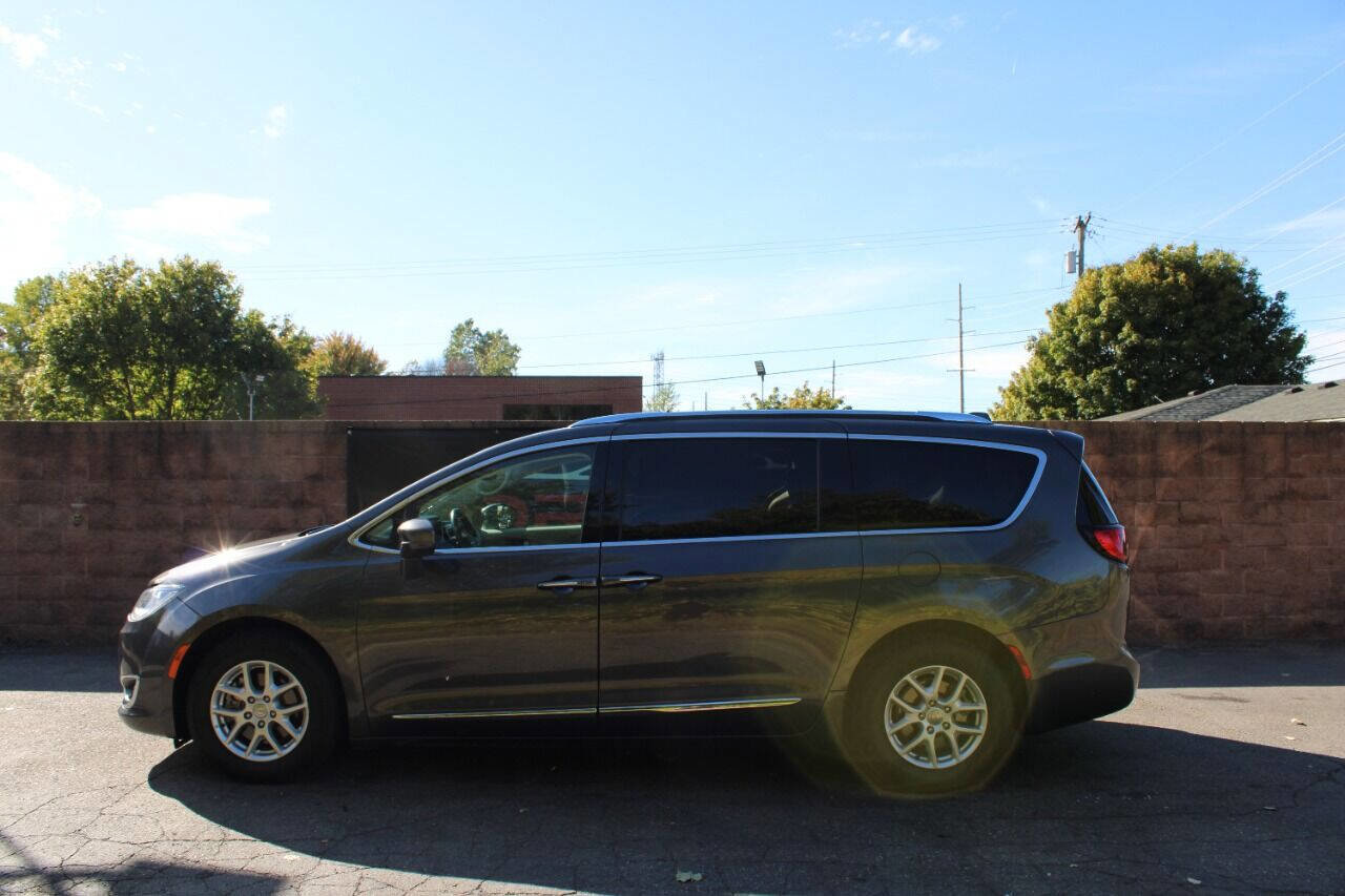 Used 2020 Chrysler Pacifica Touring-L image 2