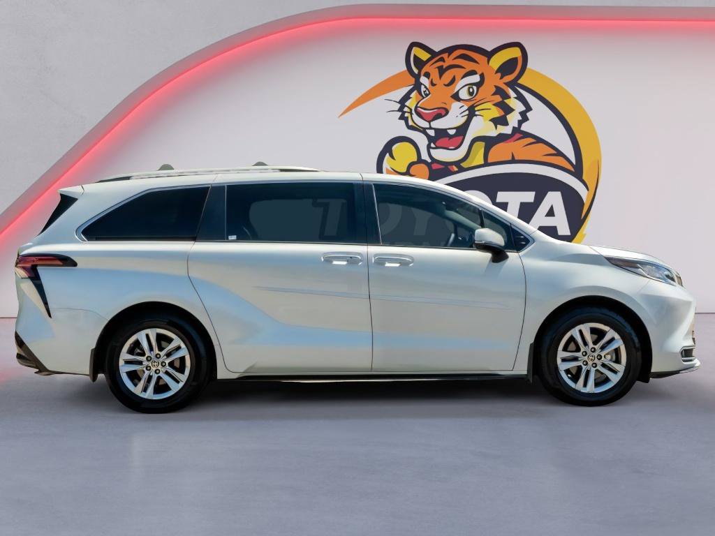Used 2022 Toyota Sienna Limited FWD image 4