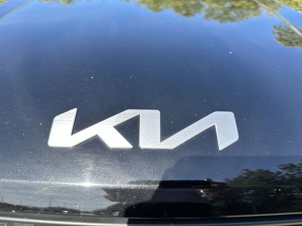 Used 2023 Kia Carnival LX image 27