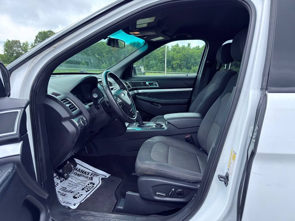 Used 2017 Ford Explorer XLT FWD image 2