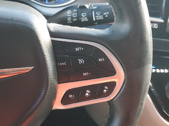 Used 2023 Chrysler Pacifica Touring-L FWD image 23