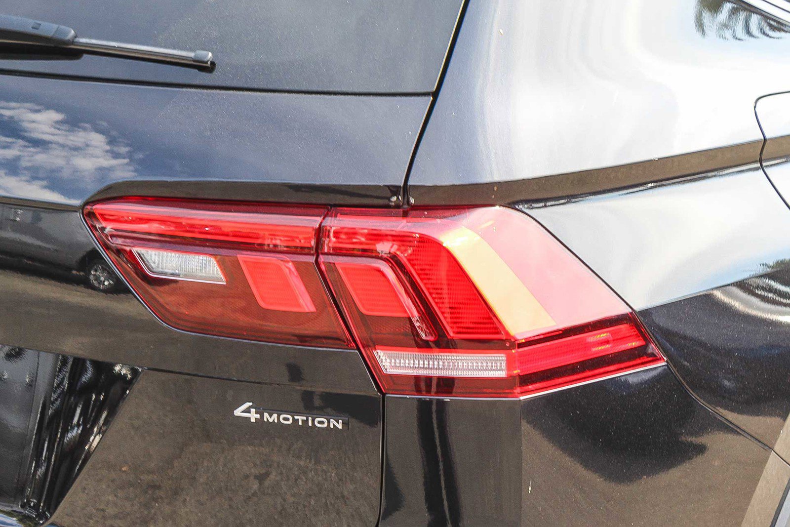 Used 2022 Volkswagen Tiguan SEL R-Line image 7