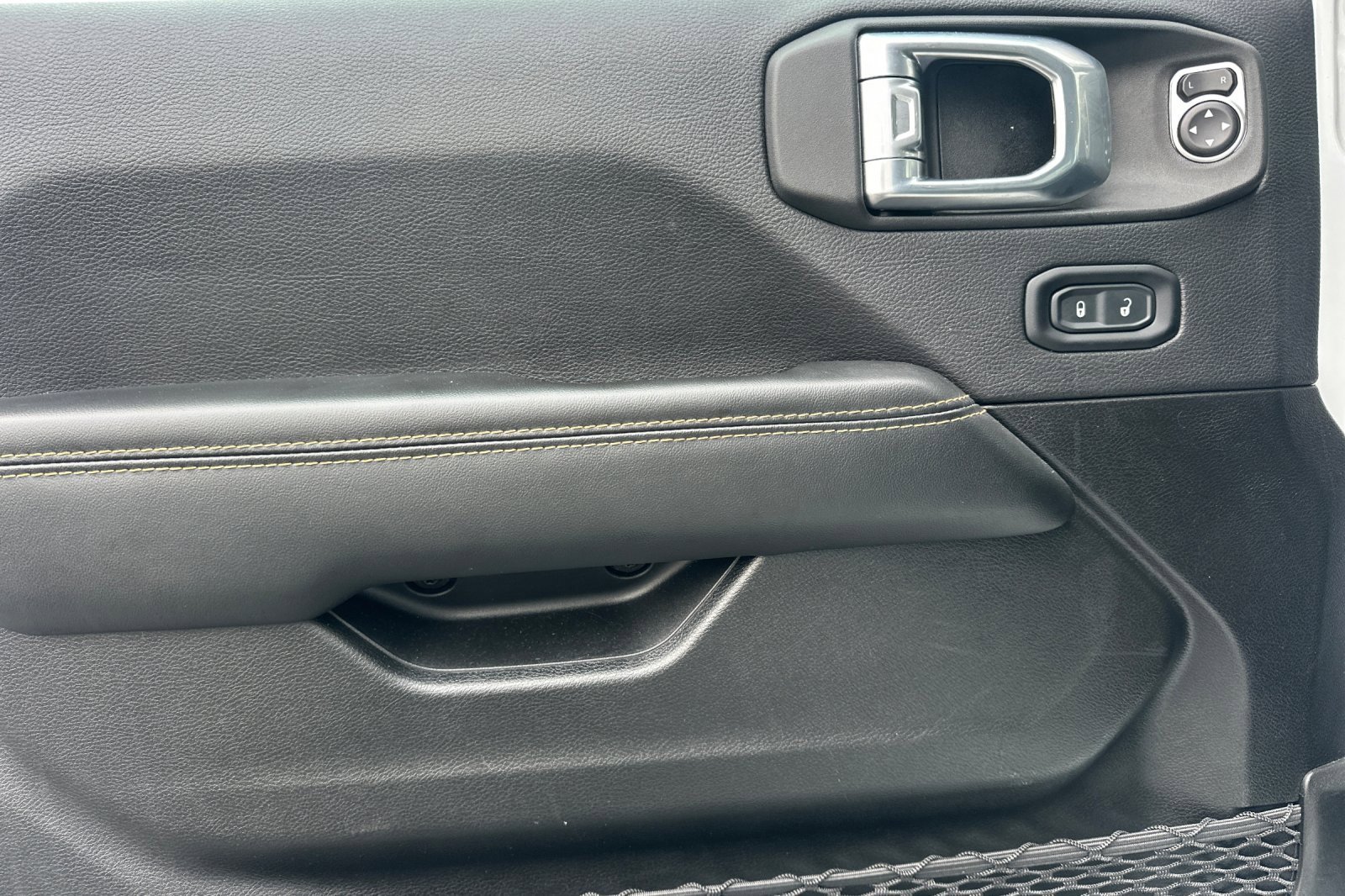 Used 2025 Jeep Wrangler Sahara image 11