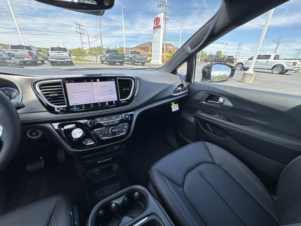 New 2027 Chrysler Pacifica Select AWD/4WD image 11
