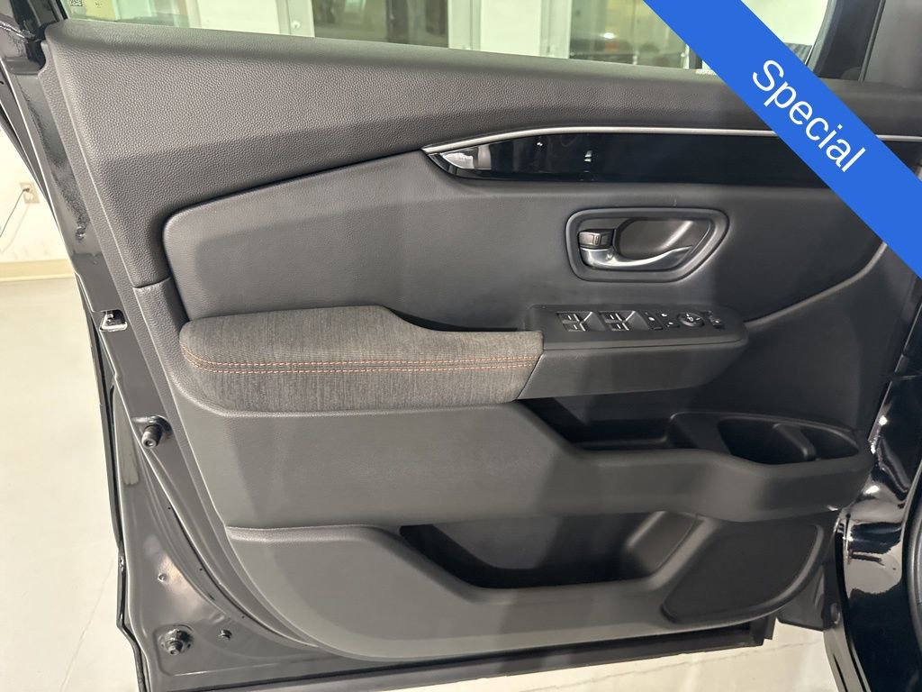 Used 2025 Honda Pilot Sport image 17