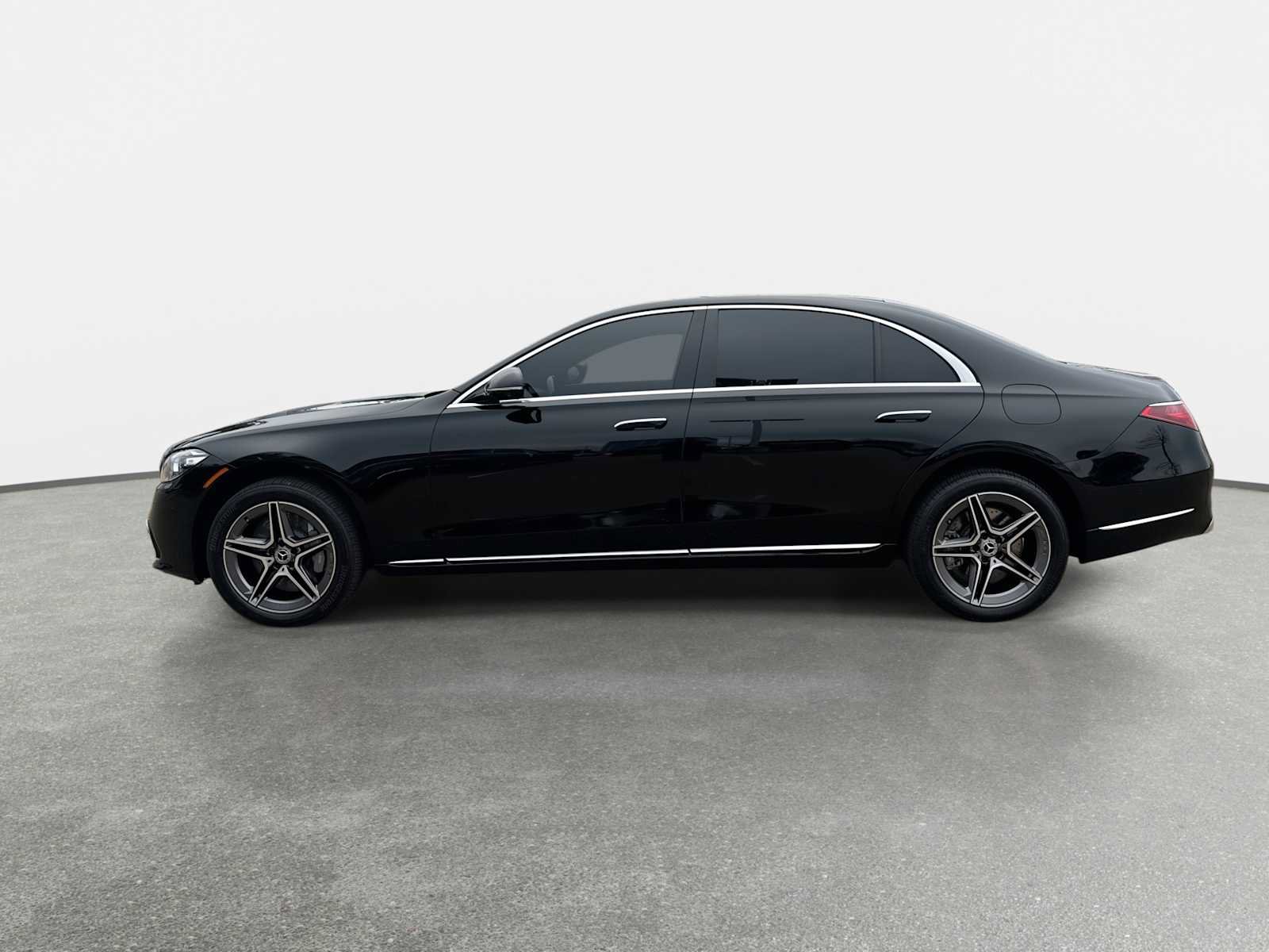 Used 2024 Mercedes-Benz S 580e 4MATIC Sedan image 3