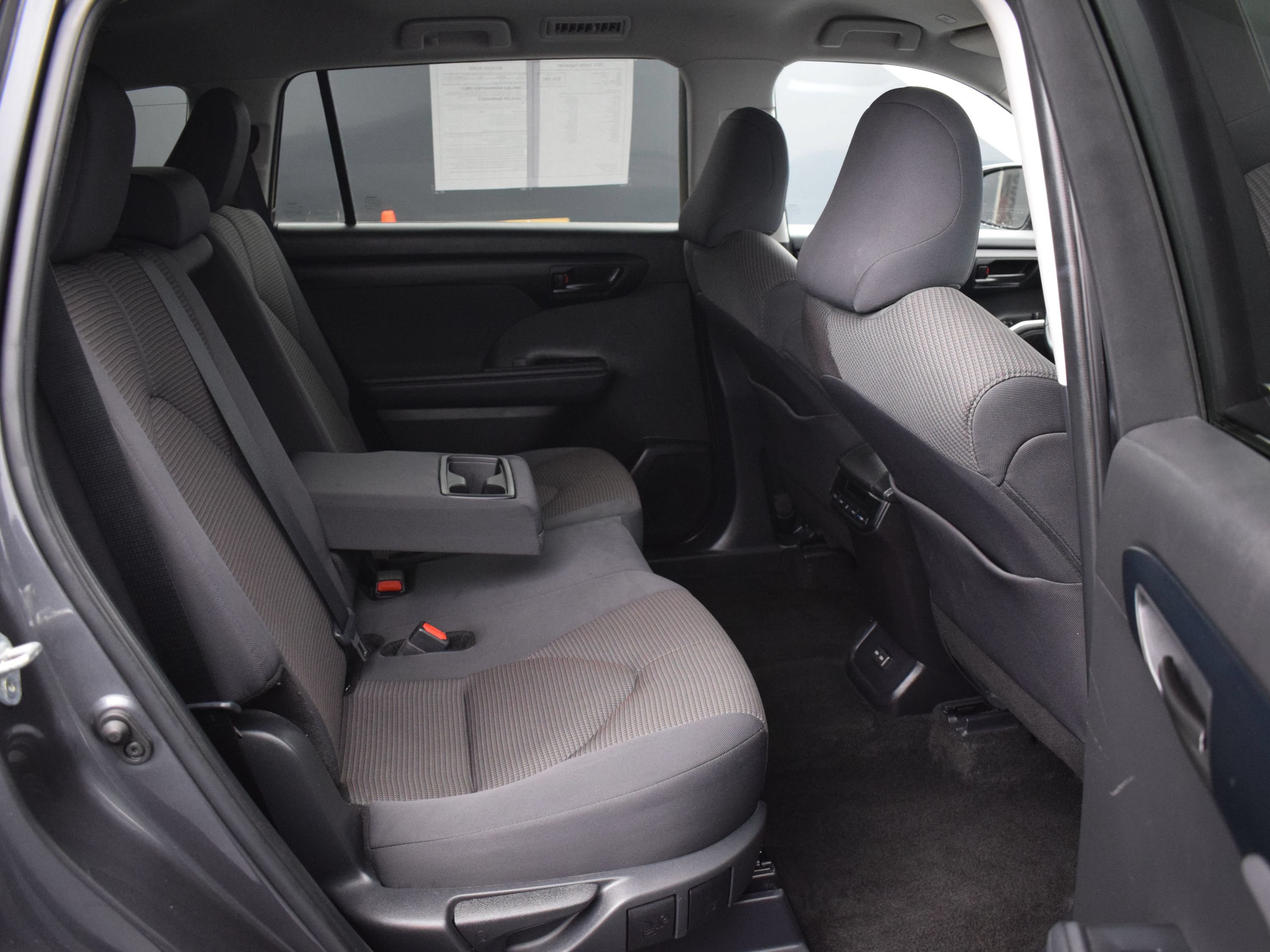 Used 2024 Toyota Highlander LE AWD/4WD image 11