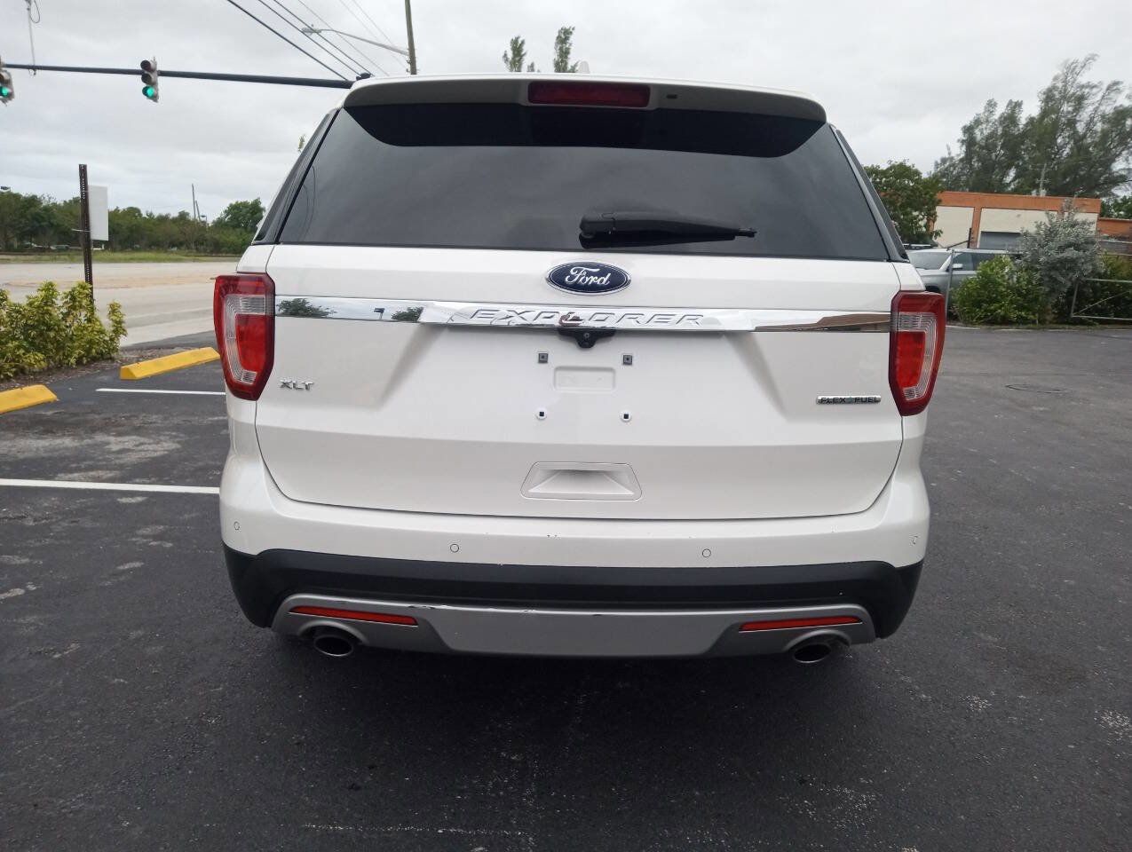 Used 2016 Ford Explorer XLT w/ Equipment Group 202A FWD image 6