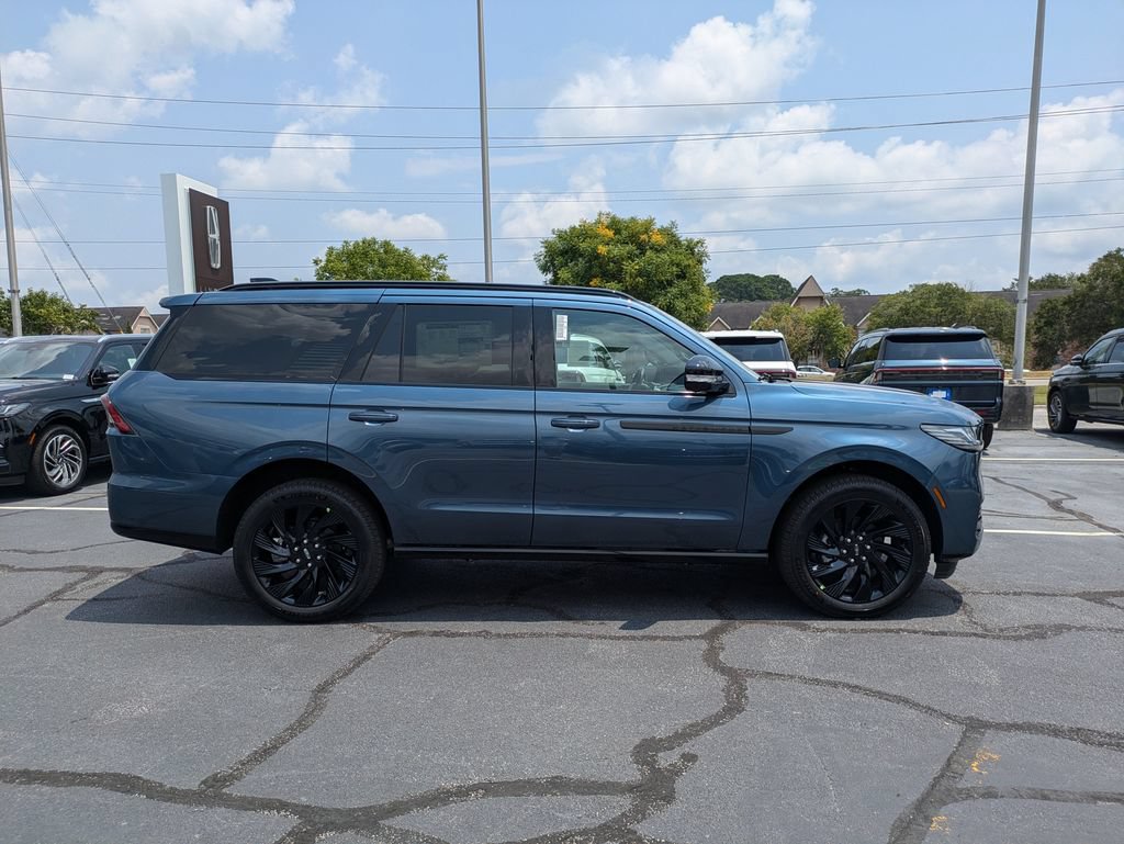 New 2027 Lincoln Navigator Reserve w/ Jet Appearance Package RWD image 3
