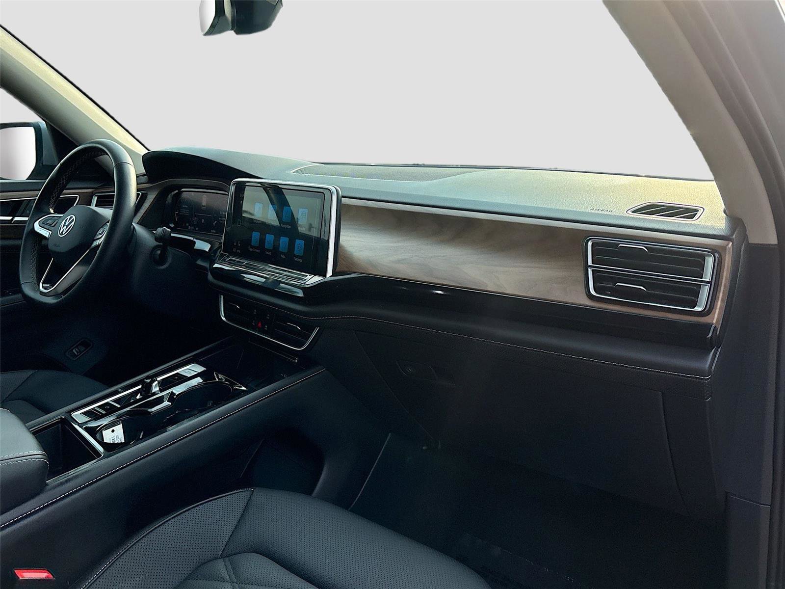 Used 2025 Volkswagen Atlas SE image 28