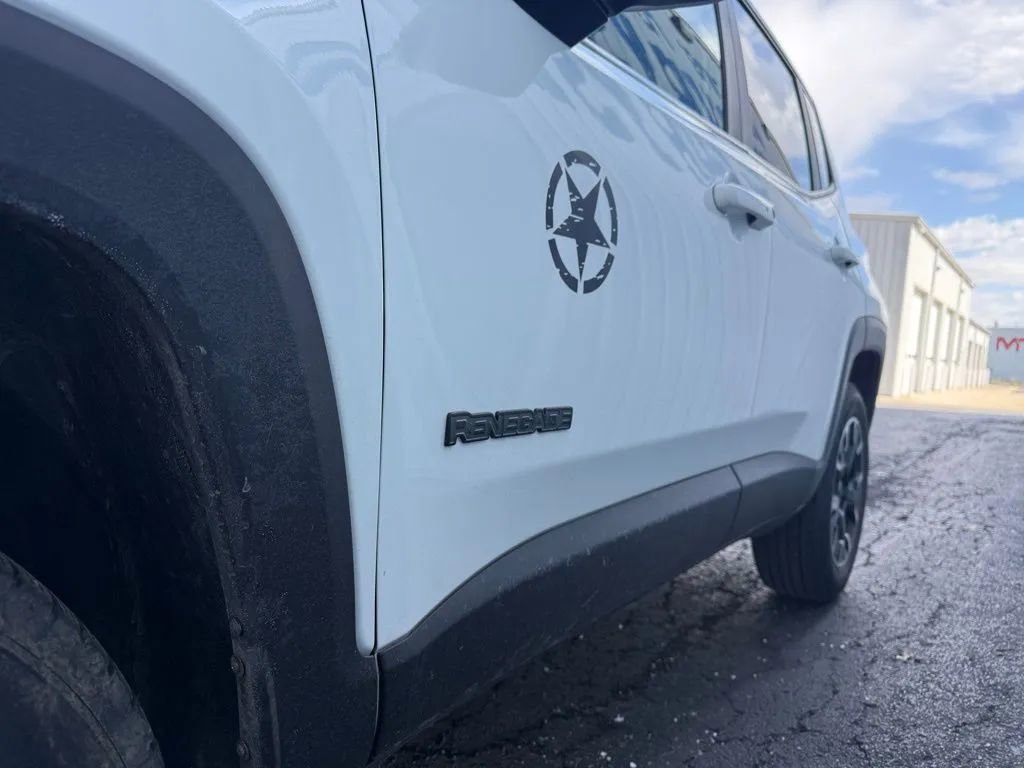 Used 2023 Jeep Renegade Latitude image 4