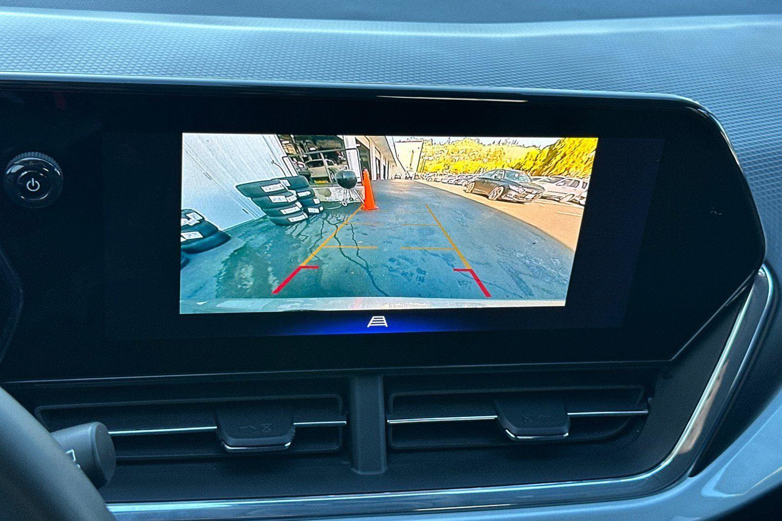 Used 2025 Chevrolet Trax LT w/ LT Convenience Package image 18