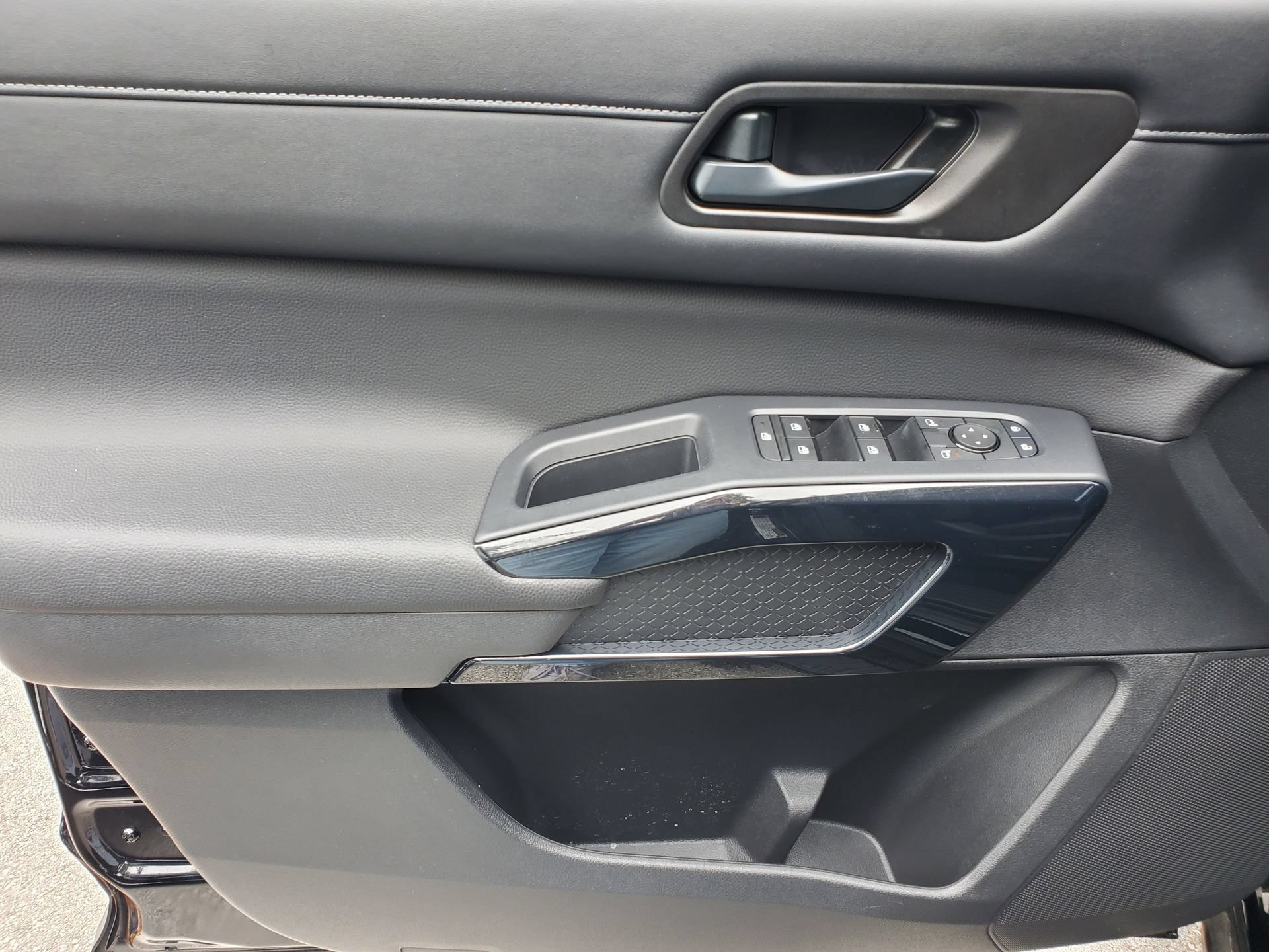 Used 2025 Nissan Pathfinder SV FWD image 18