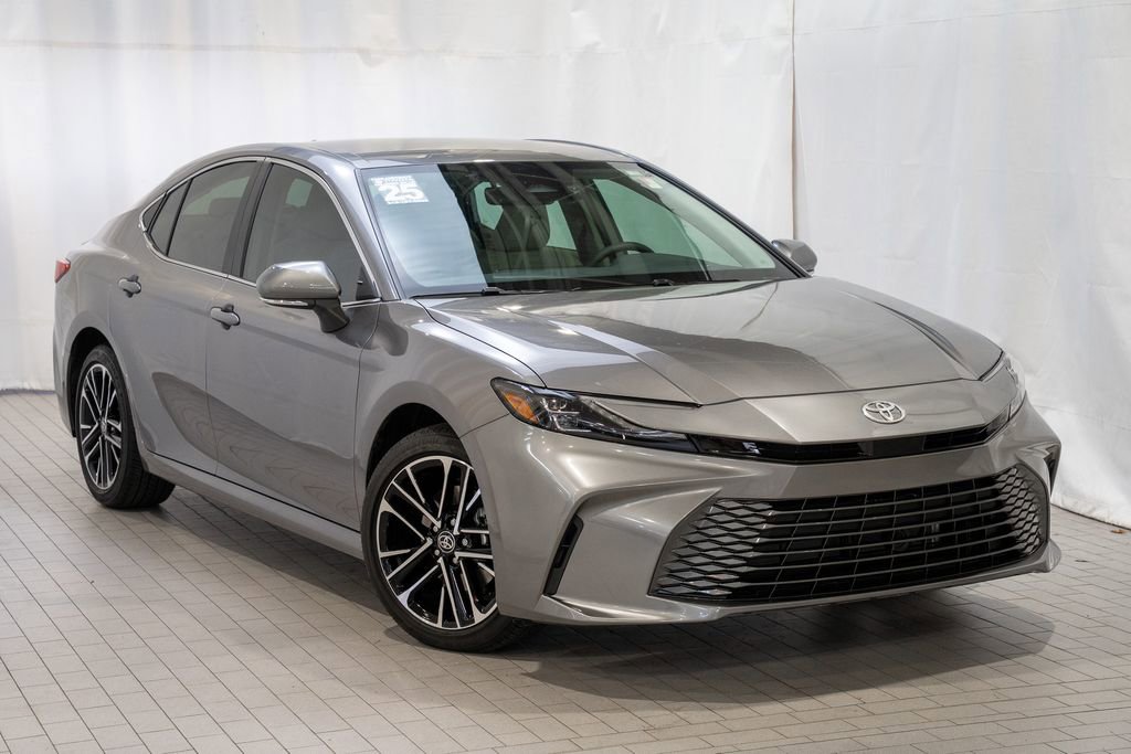 Used 2025 Toyota Camry XLE image 1