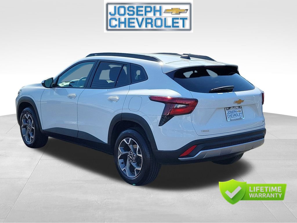 Certified 2025 Chevrolet Trax LT w/ LT Convenience Package FWD image 3